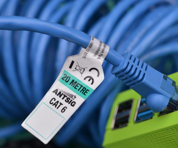 Homme En Veste En Cuir Noir Tenant Un Smartphone Noir